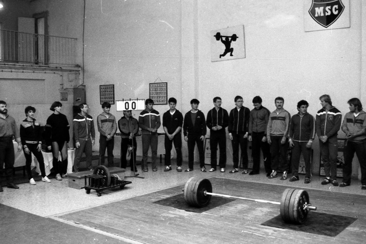 A PMSC egykori Tüzér utcai súlyemelő terme 1985-ban.